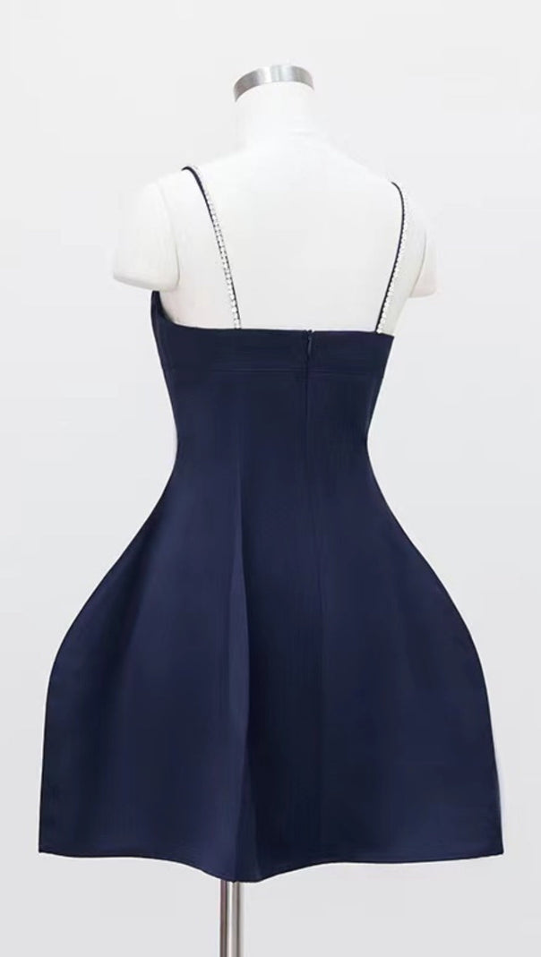 MINIKLEID MIT STRASS-SCHÖSSCHEN 