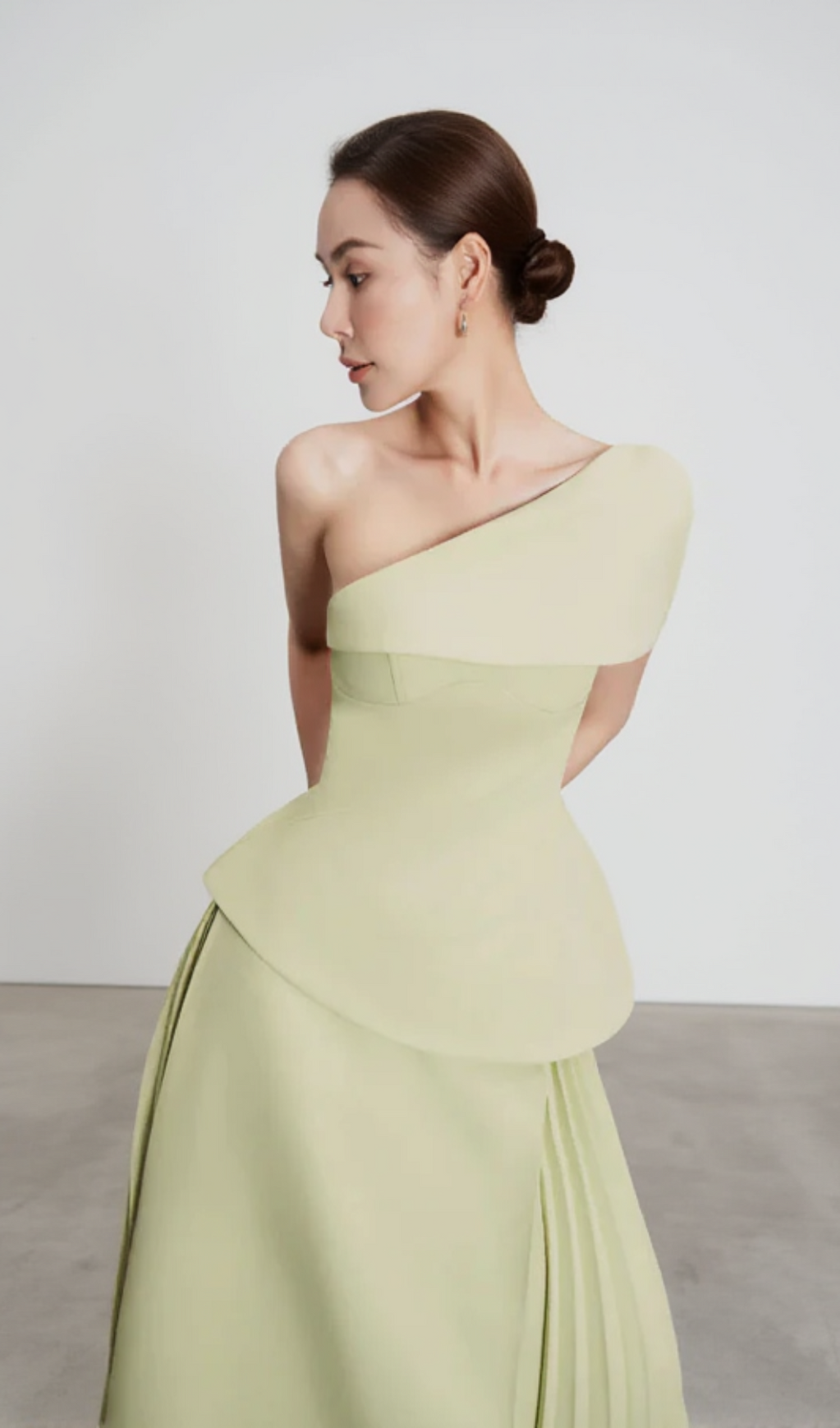 TUTA CON GONNA MIDI SVASATA CON TOP MONOSPALLA IN VERDE OLIVA