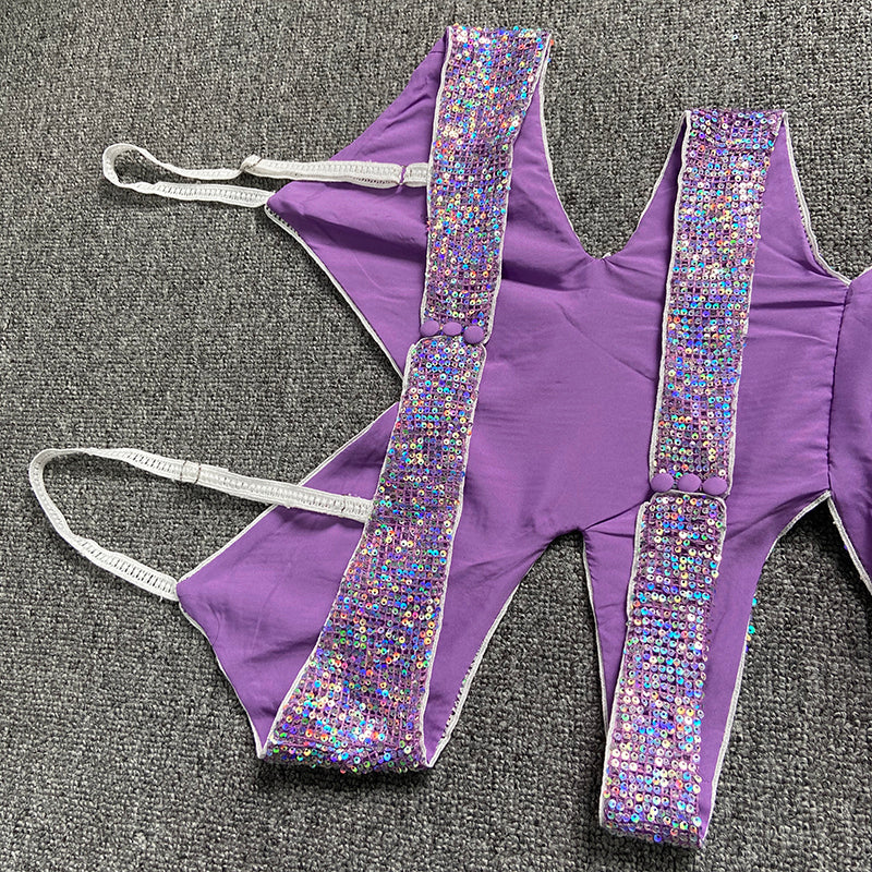 MIDIKLEID MIT PAILLETTEN UND AUSSCHNITT