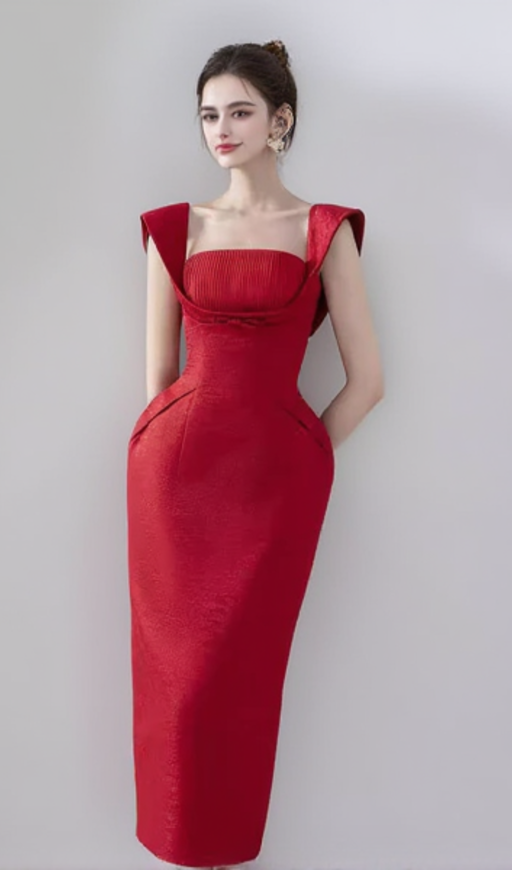Rotes Midikleid mit quadratischem Ausschnitt und Schleife