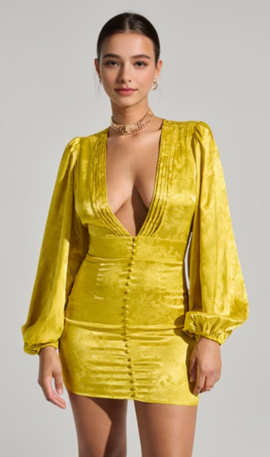SCHLANKES UND SCHICKES SATIN-MINIKLEID