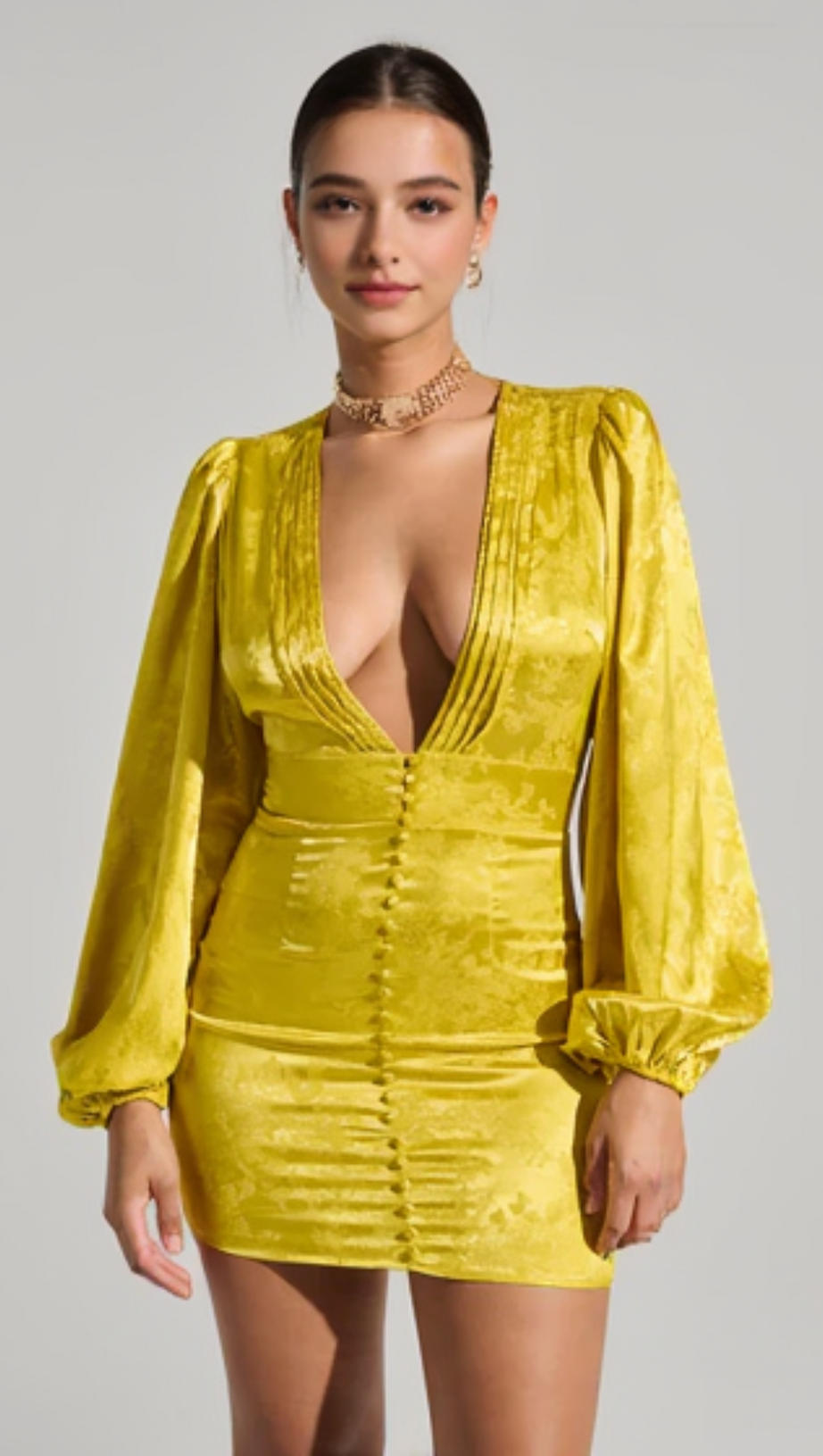 SCHLANKES UND SCHICKES SATIN-MINIKLEID