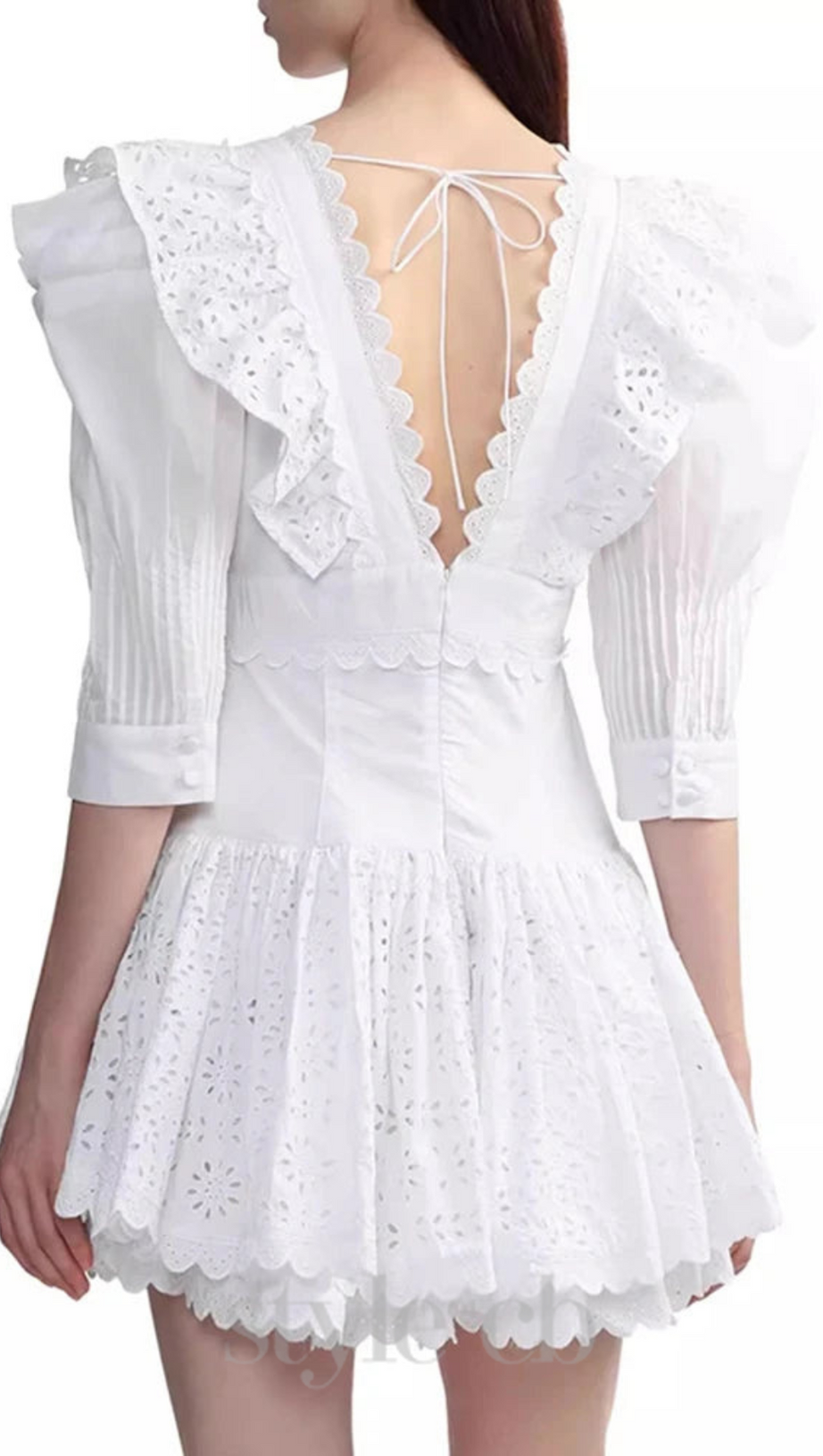 Weißes Minikleid mit V-Ausschnitt und Stickereien