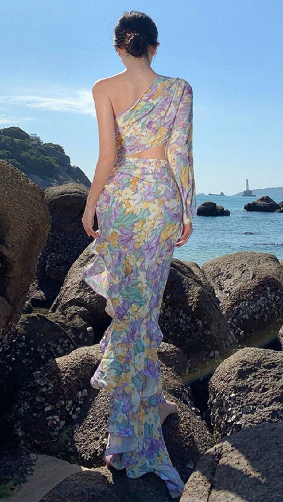 ABITO MIDI ASIMMETRICO CON MANICA MONOSPALLA E VOLANT