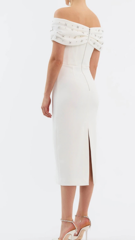 beulah – Schulterfreies Midikleid mit Perlenbesatz und Rautenmuster in Weiß 