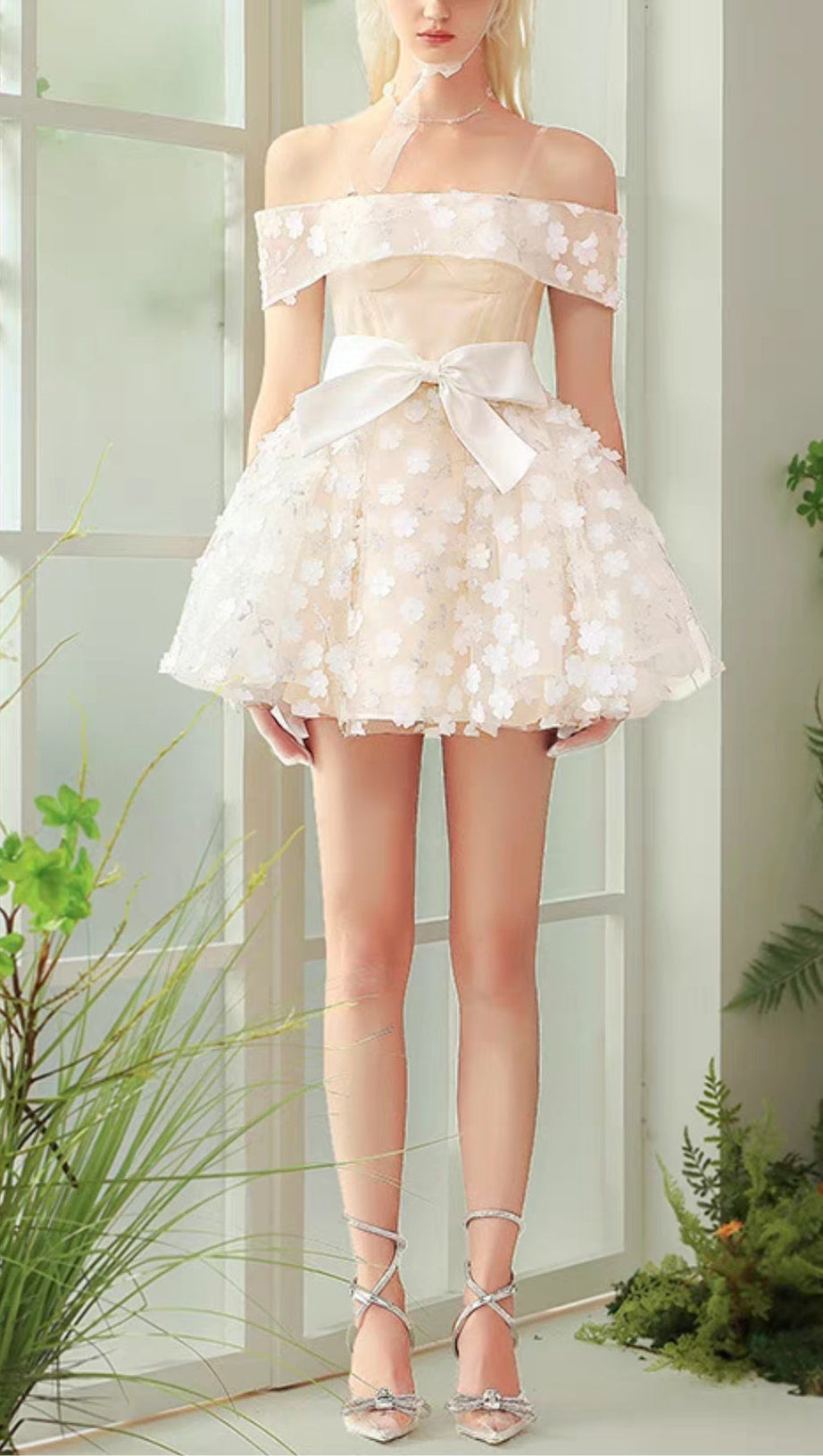 MINI ABITO MONOSPALLA FLOREALE CON FIOCCO E NODO IN BIANCO