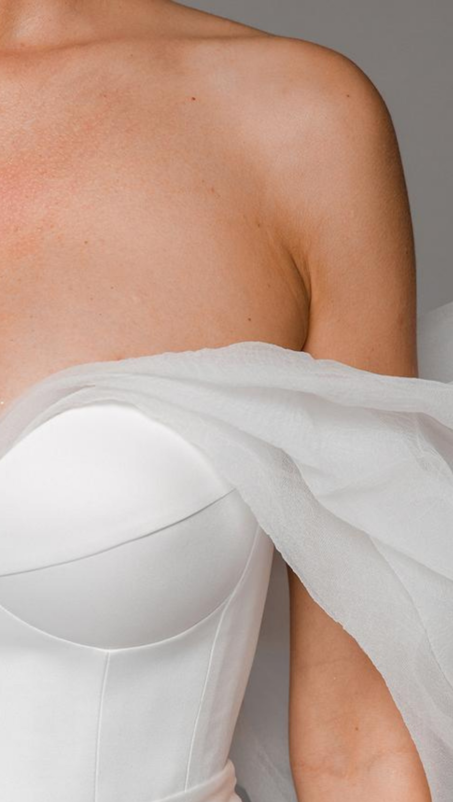 ANILA WEISSER SHOULDER-JUMPSUIT AUS TÜLLÄRMELN UND KORSETT