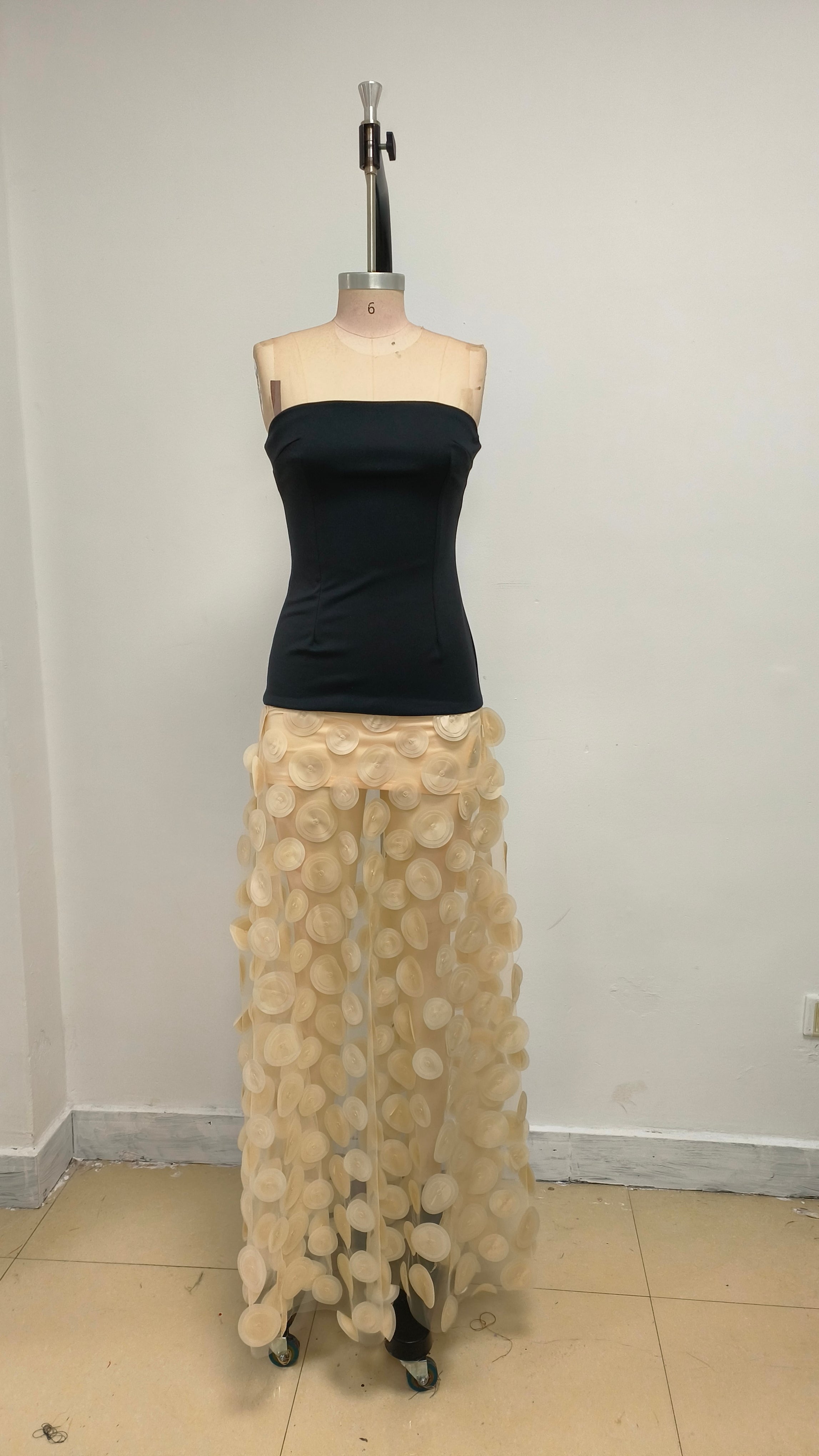 Trägerloses Maxikleid in A-Linie Schwarz Elfenbein