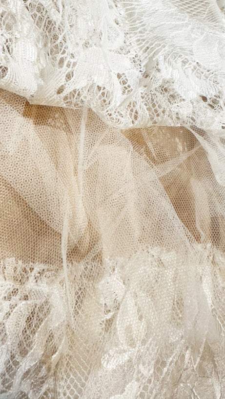 MINI ABITO IN PIZZO CON COLLO ALTO E SENZA MANICHE, BIANCO