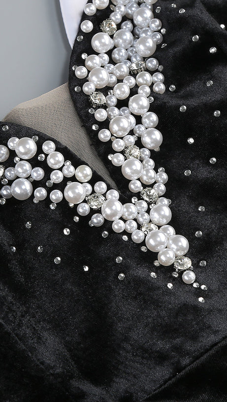 mit weißen Perlen besticktes Maxikleid in Schwarz