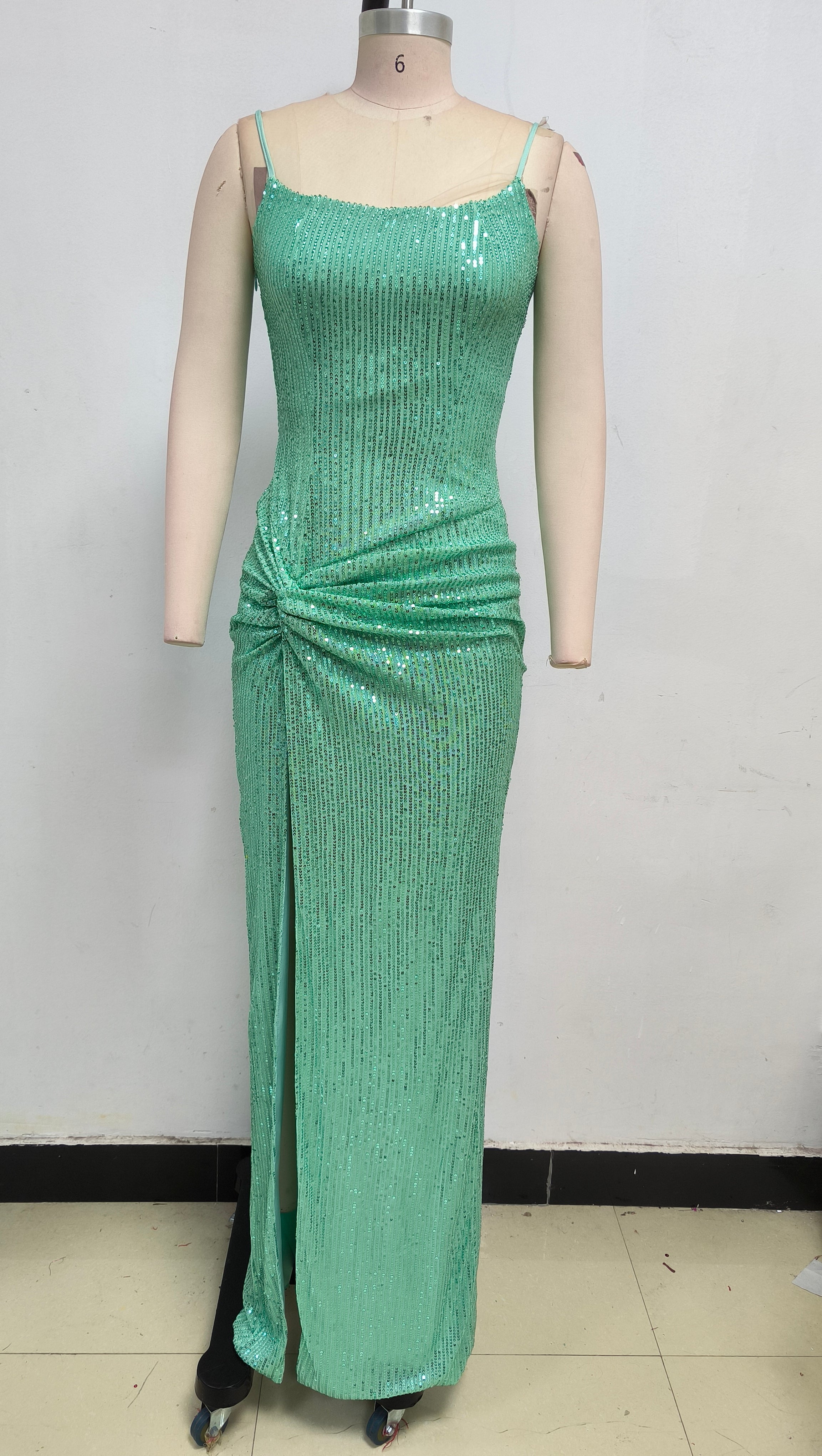 Glitzerndes, Paillettenbesetztes, gedrehtes, gerüschtes, hochgeschlitztes Unterkleid für den Abend