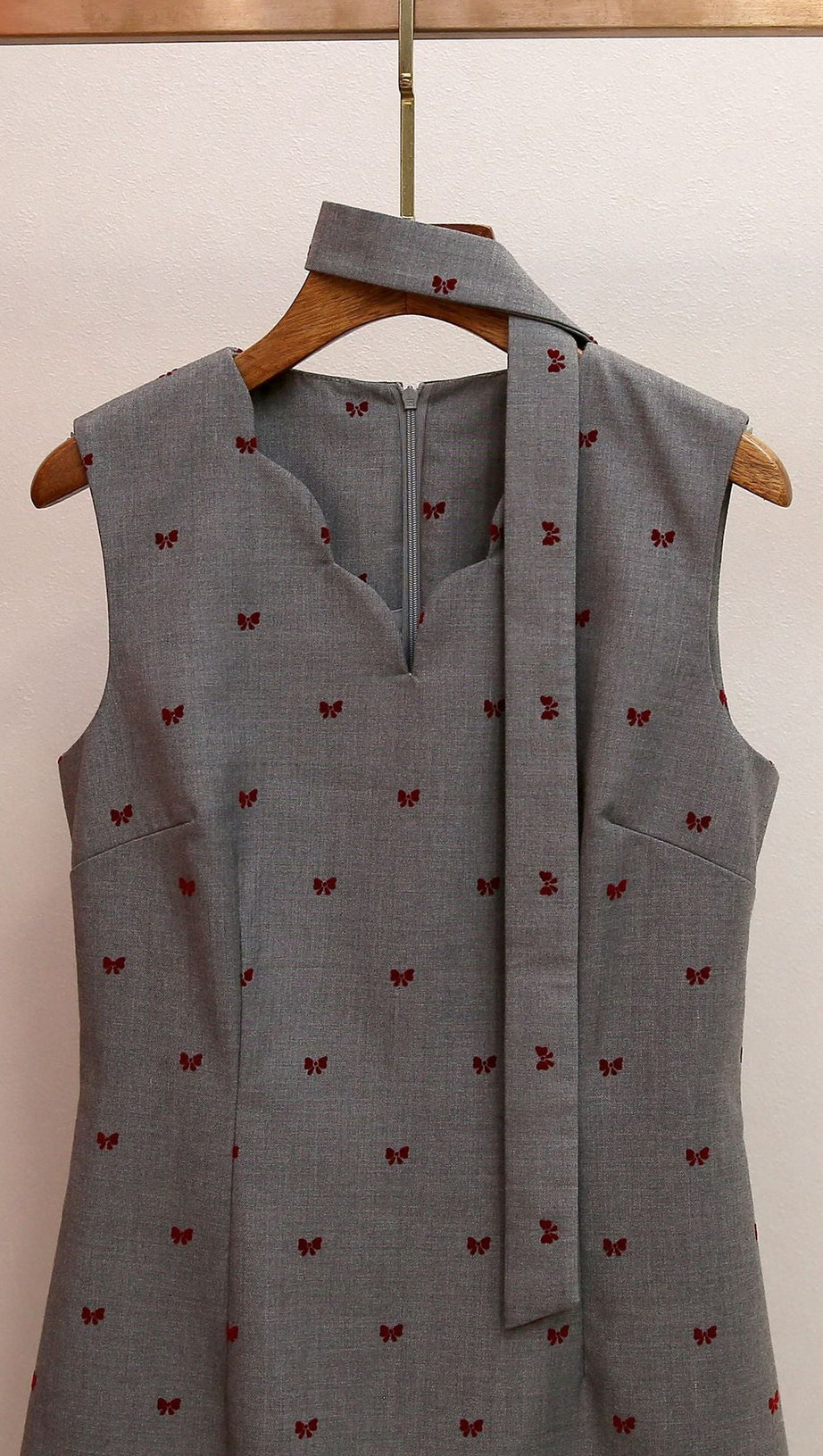 HARUYE PLAYFUL BOW PRINT SLEEVELESS MINI DRESS | SCALLOPED V-NECK & PLEATED HEM