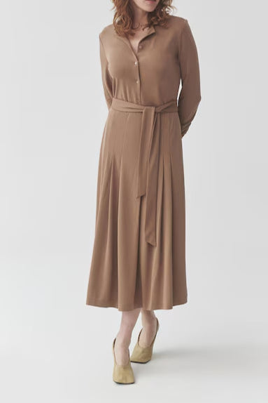 Braunes Midikleid mit Kordelzug in der Taille