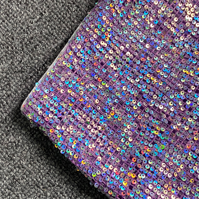 MIDIKLEID MIT PAILLETTEN UND AUSSCHNITT