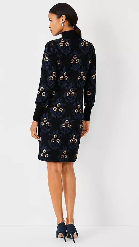 Petite – Geblümtes Pulloverkleid mit Stehkragen in Schwarz