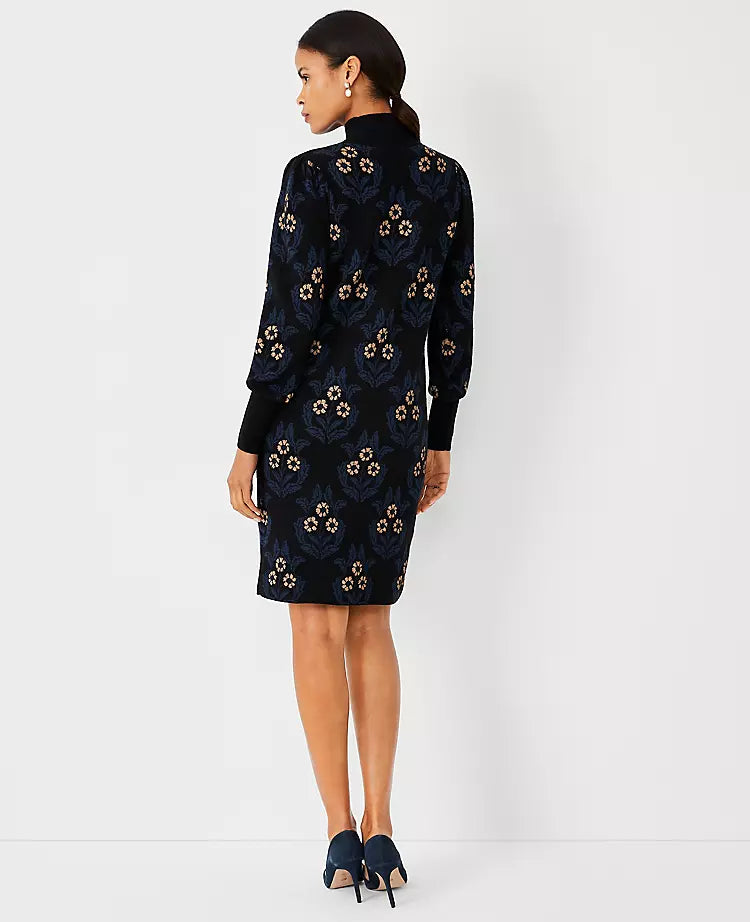 Petite – Geblümtes Pulloverkleid mit Stehkragen in Schwarz