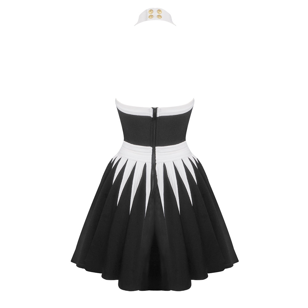 MINIKLEID AUS PLISSIERTEM STRICK MIT BLUMENAPPLIKATIONEN