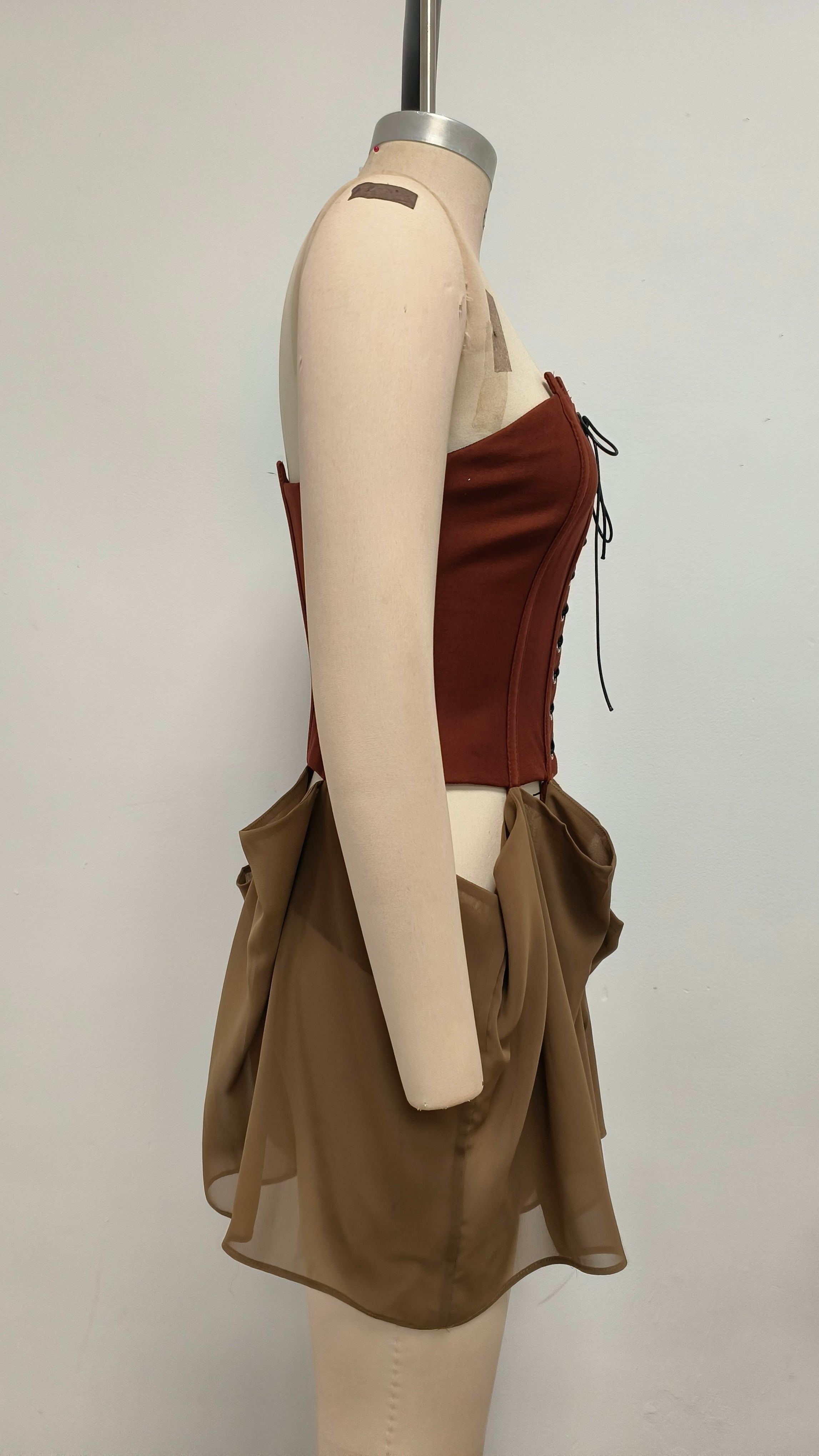 BANDEAU-KLEID MIT BINDERIEMEN IN BRAUN-ROT MIT EINSÄTZEN 