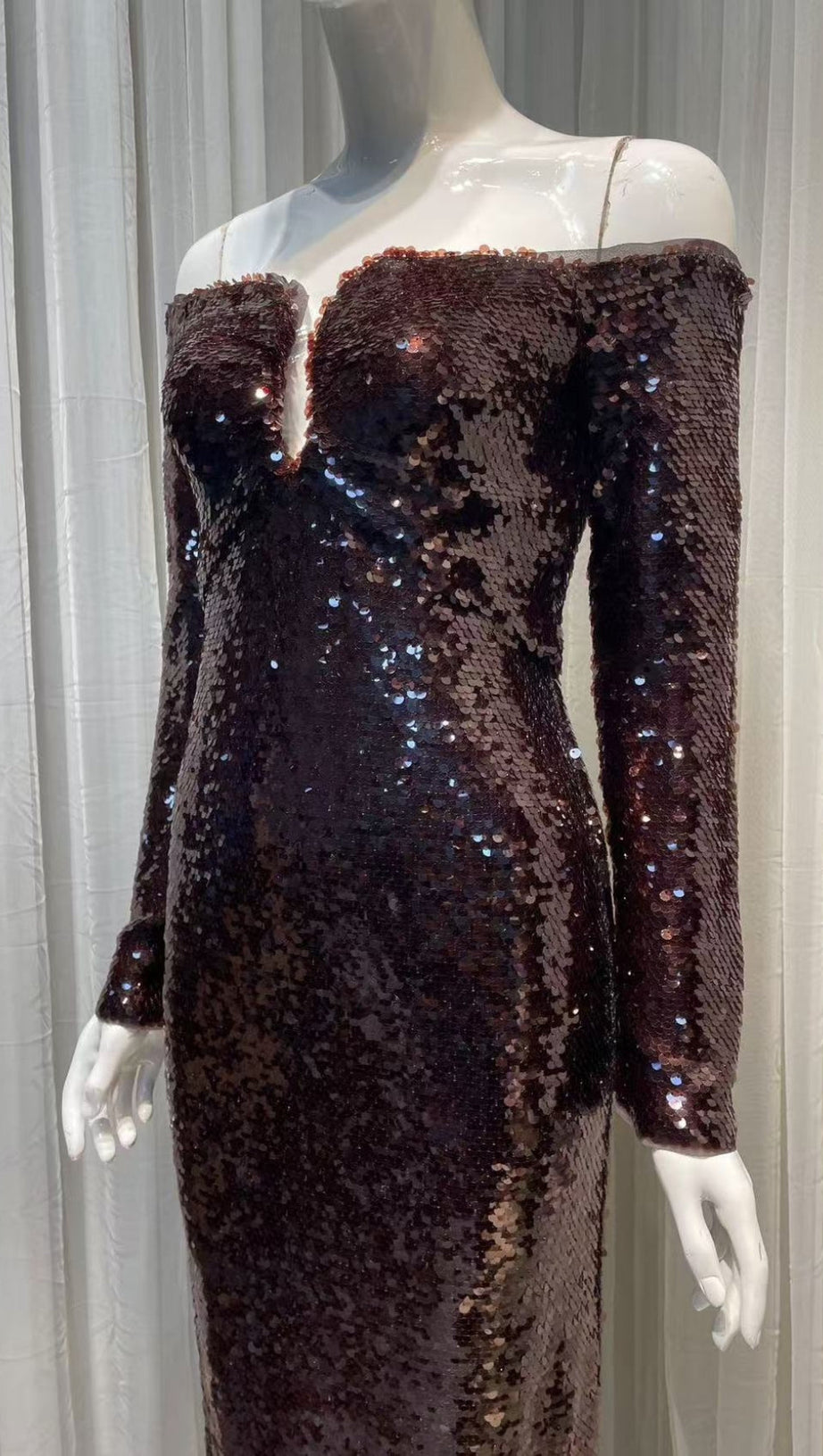 ABITO LUNGO CON PAILLETTES A MANICHE LUNGHE, MARRONE