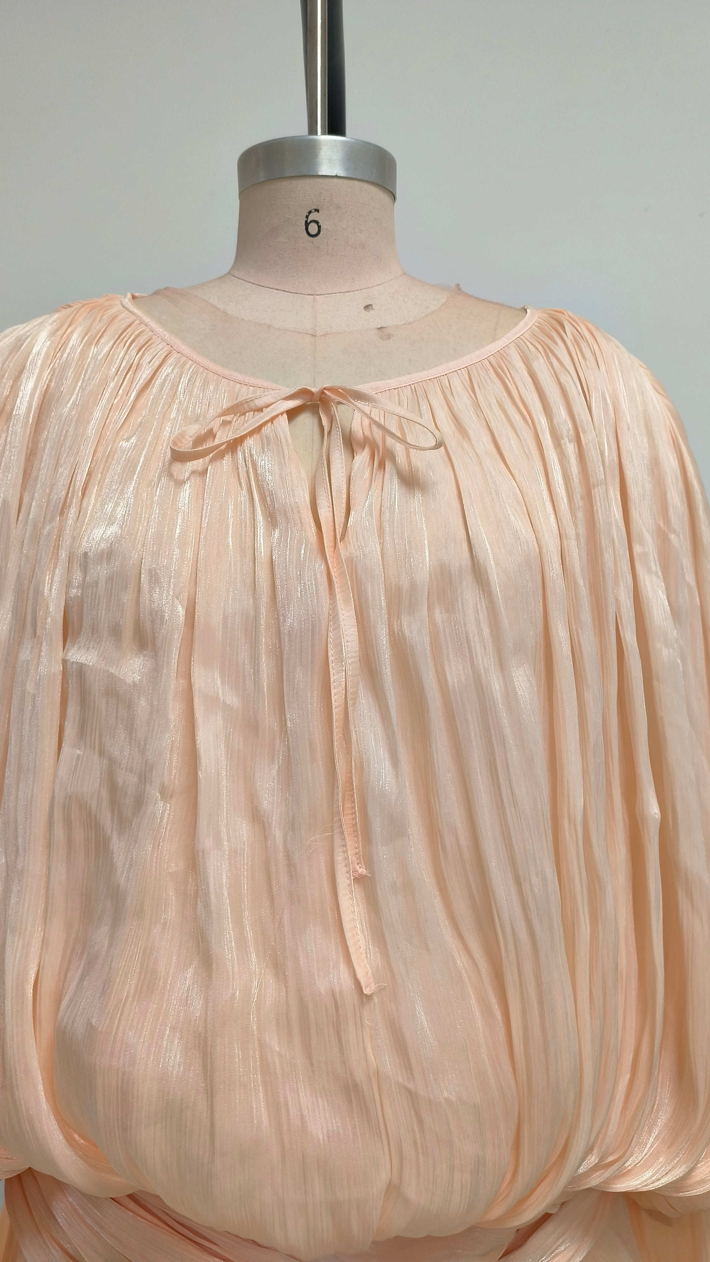 Aprikosenfarbenes, langärmliges Minikleid mit Schleife 