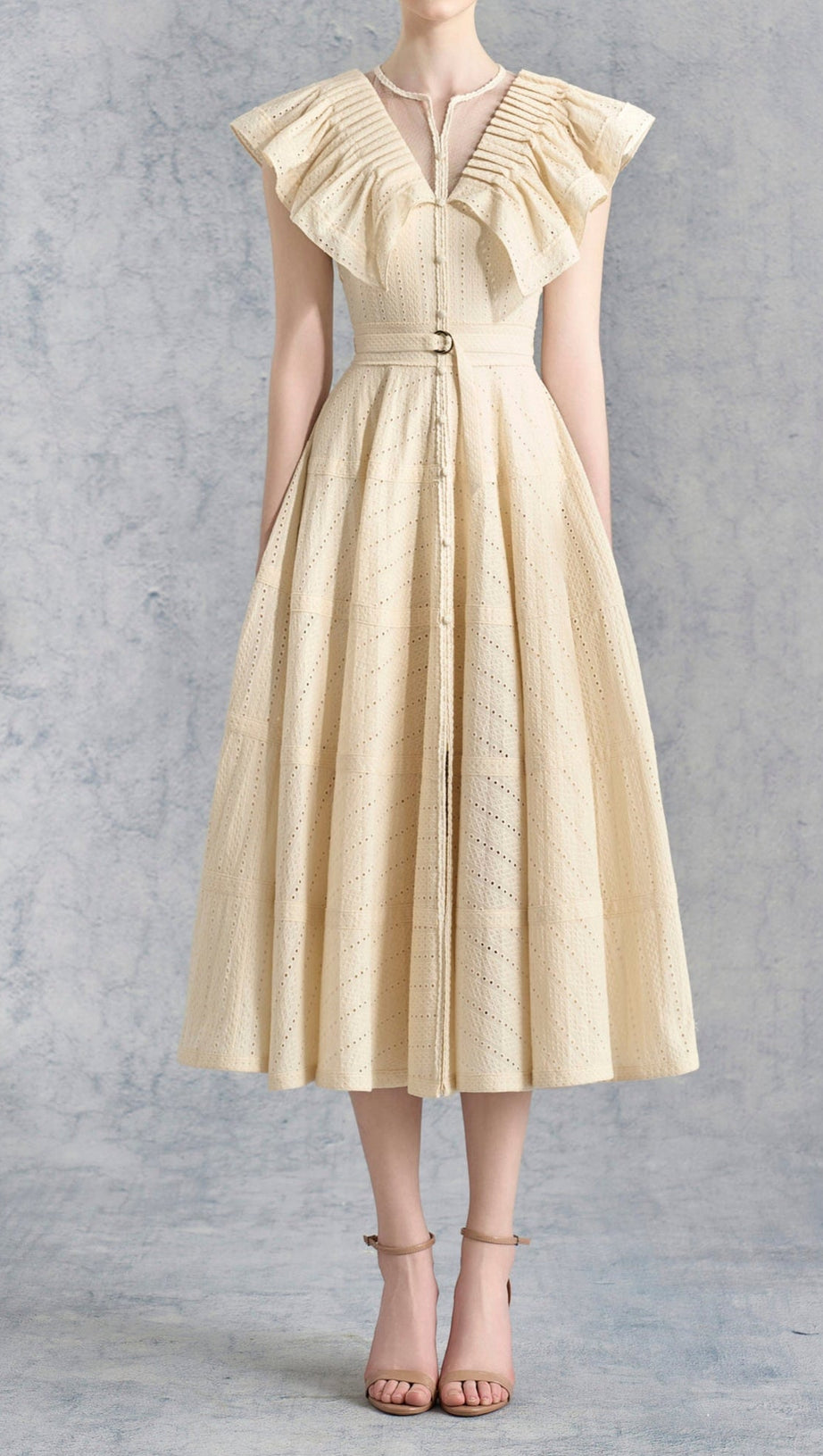 Sally – Gerüschtes Midikleid mit V-Ausschnitt in Aprikose