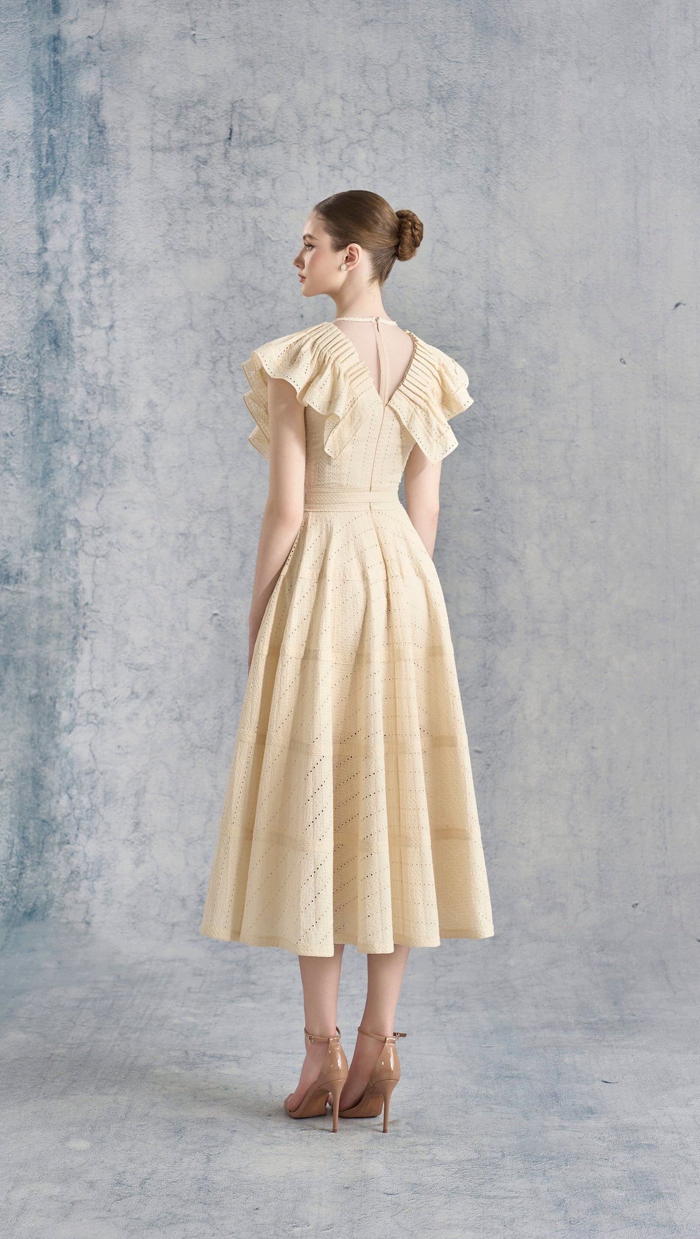 Sally – Gerüschtes Midikleid mit V-Ausschnitt in Aprikose