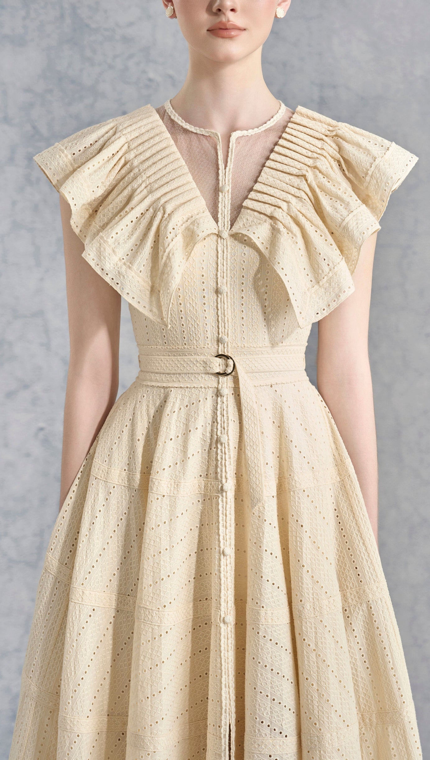 Sally – Gerüschtes Midikleid mit V-Ausschnitt in Aprikose