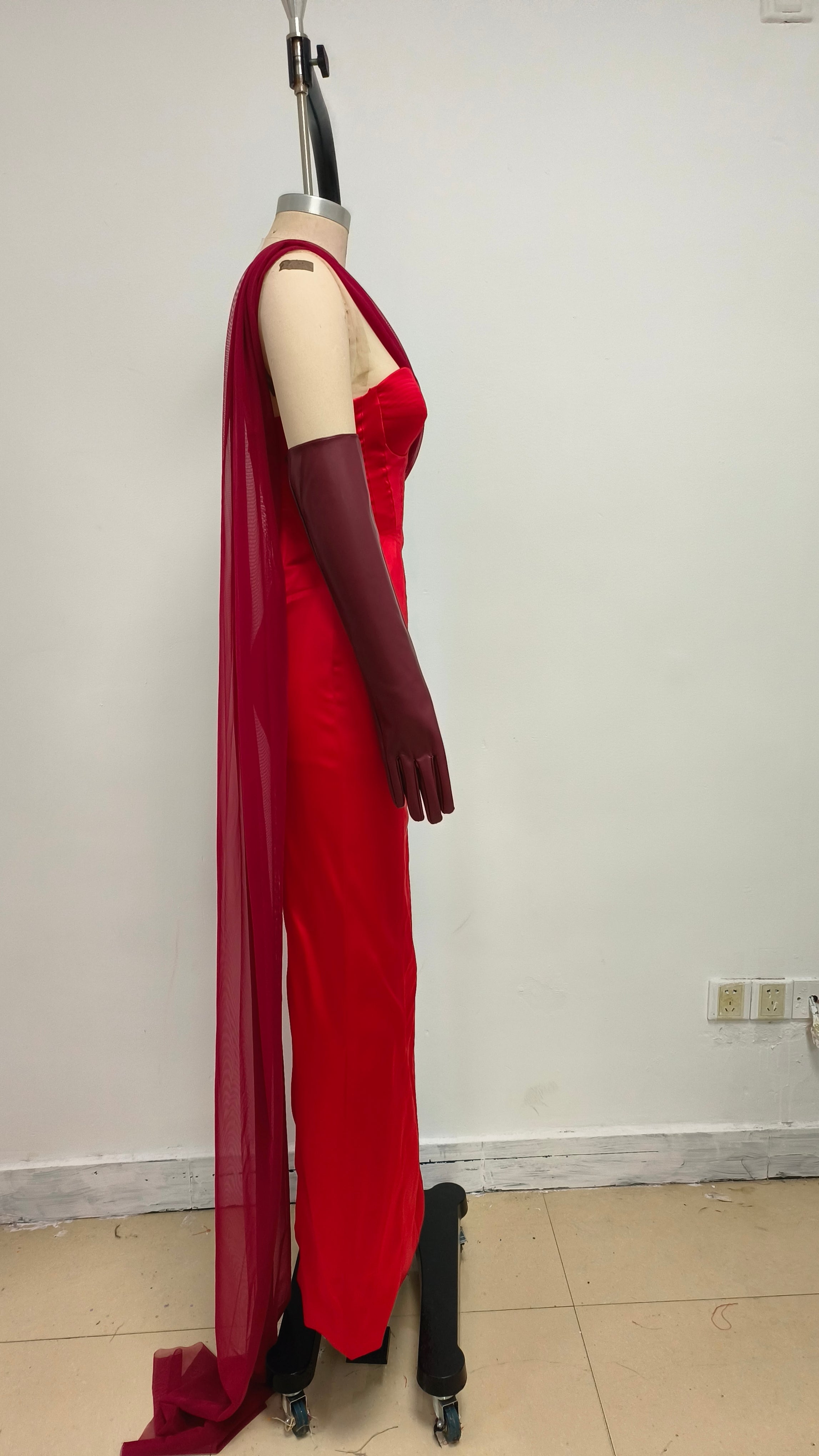 Trägerloses Kleid mit hohem Schlitz und Handschuhen