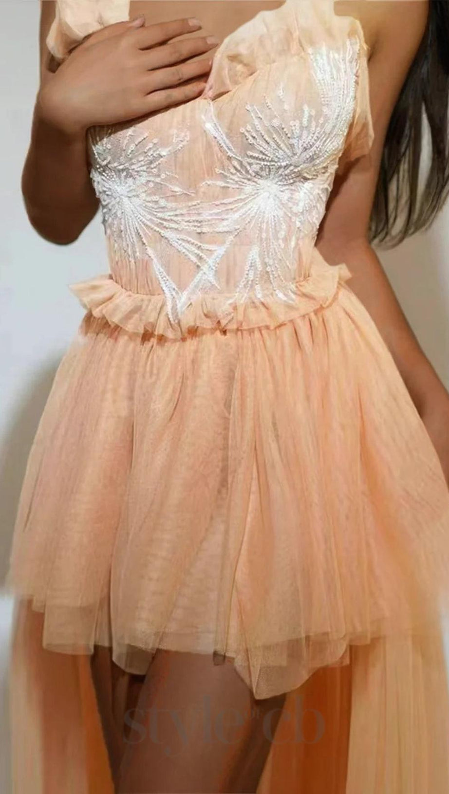 Kalene – Trägerloses Tüllkleid mit Rüschen in Aprikose