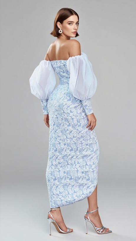 Schulterfreies Midikleid aus geblümtem Brokat mit Gürtel in Hellblau