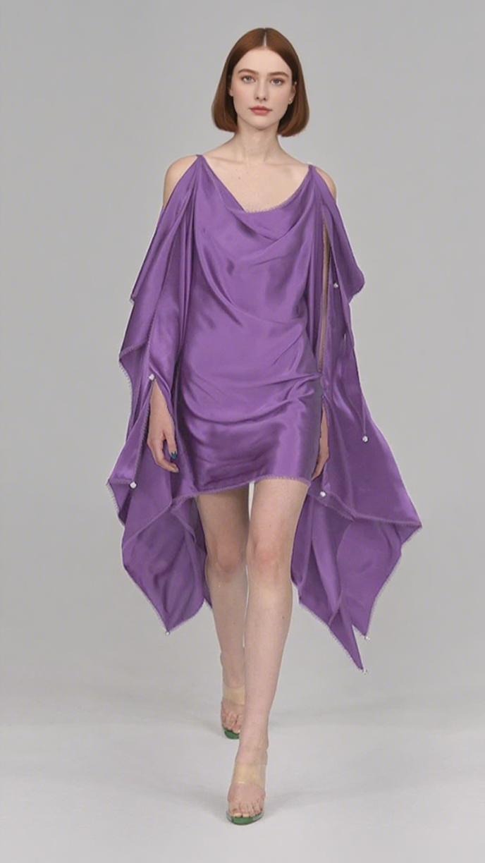 Satin-Minikleid mit Wasserfallausschnitt und Cape-Ärmeln in Lila