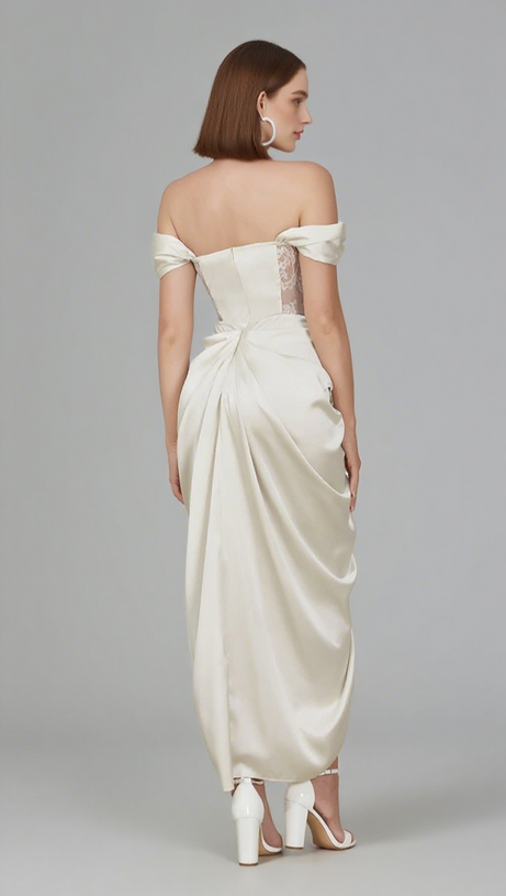 Schulterfreies Midikleid aus Satin mit Schleife und gerüschten Trägern in Elfenbein