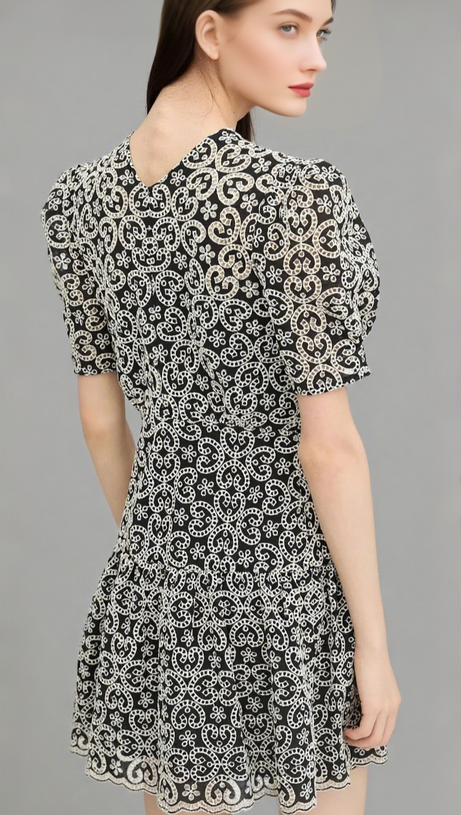 schwarzes Guipure-Minikleid mit V-Ausschnitt