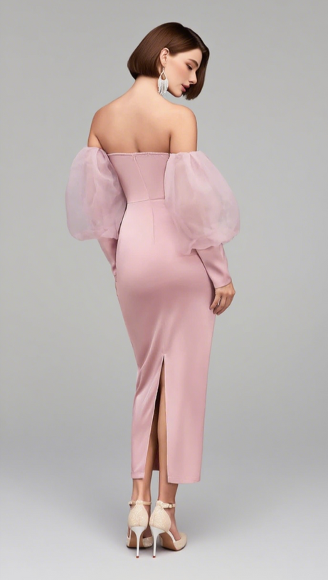 Schulterfreies Satin-Midikleid mit Organza-Ärmeln in Pink