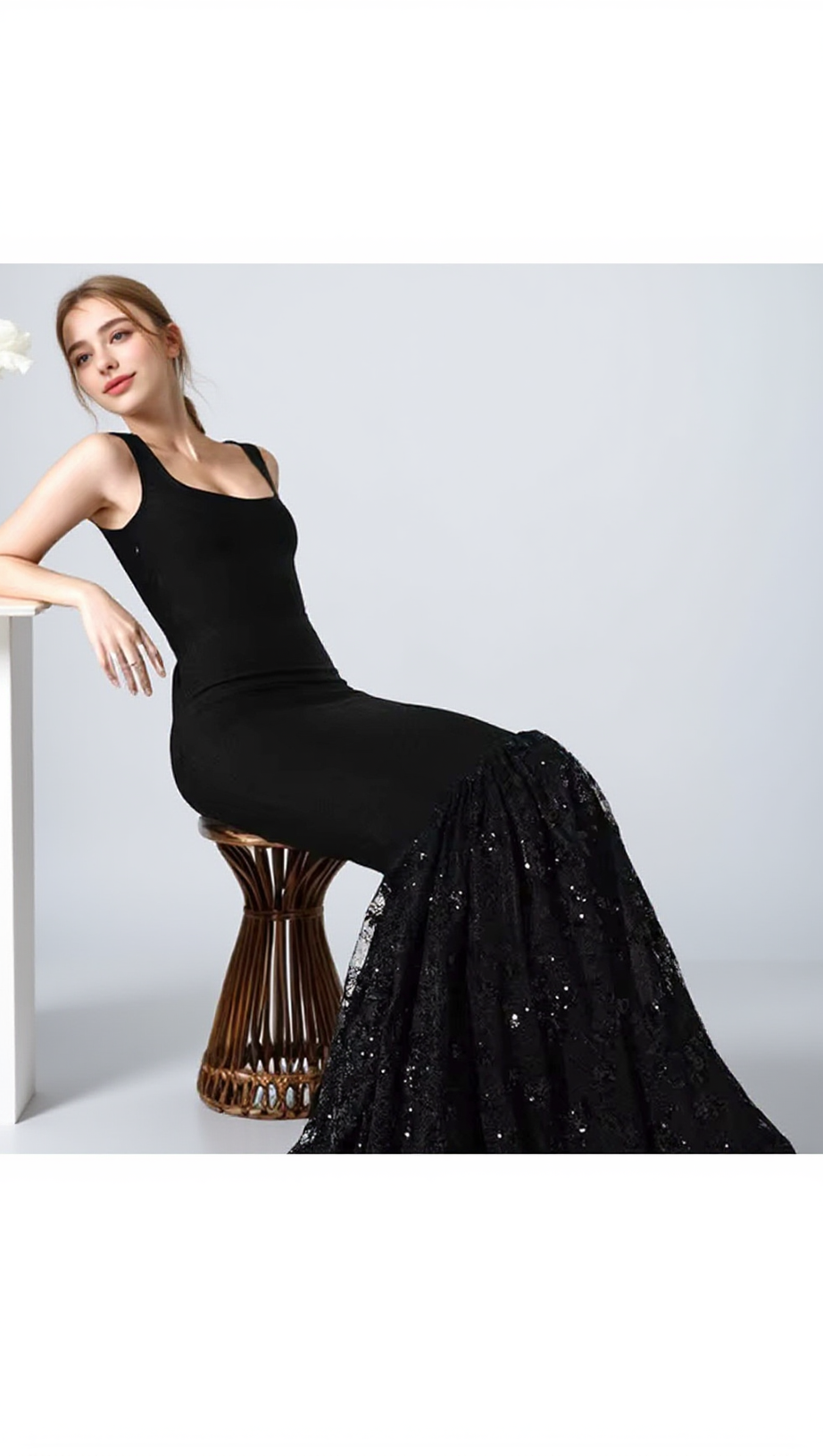 ABITO LUNGO IN PIZZO CON PAILLETTES A SIRENA NERO