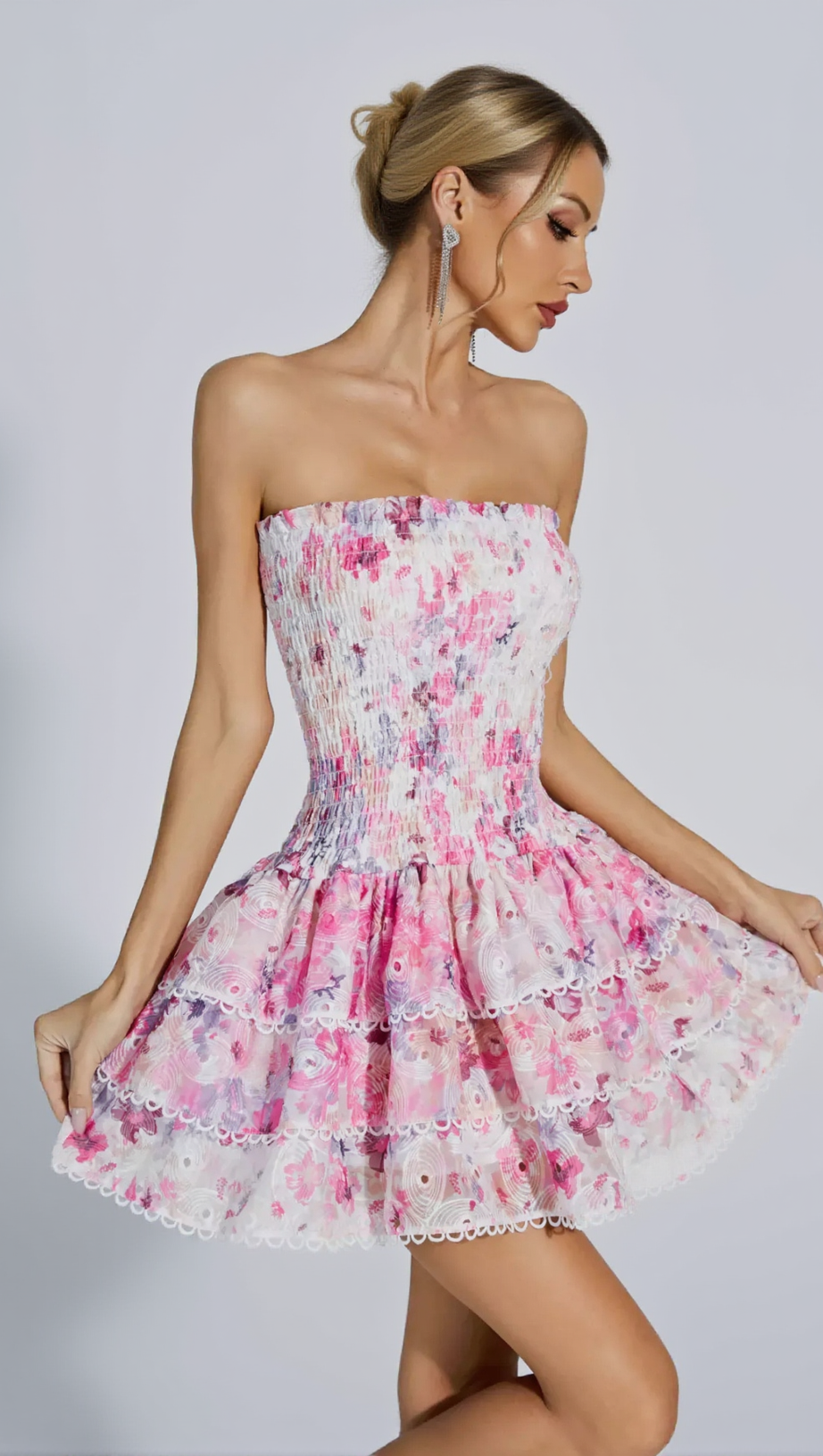 ROSA BLUMEN-MINIKLEID MIT RÜSCHEN UND TRÄGERLOSEM MUSTER