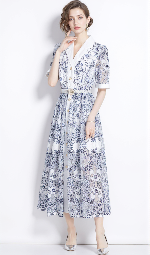 MIDIKLEID MIT V-AUSSCHNITT, GÜRTELN UND STICKEREI IN BLAU