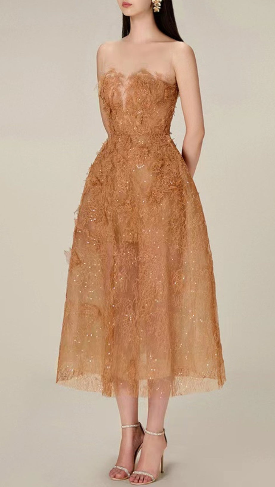 Karamellfarbenes Midikleid mit Blumenspitze und Stickerei