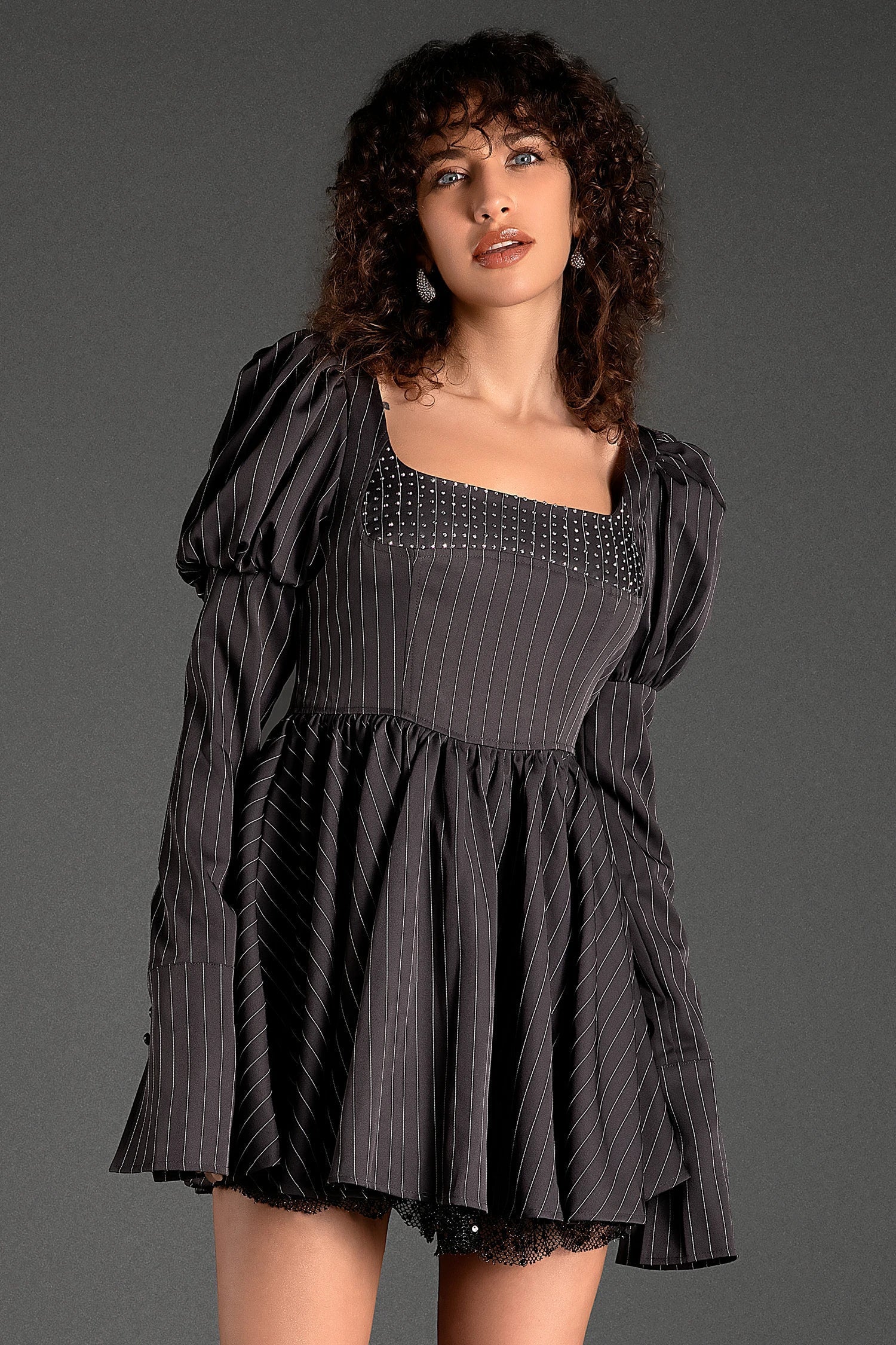 Mideia Minikleid mit Puffärmeln und eckigem Ausschnitt