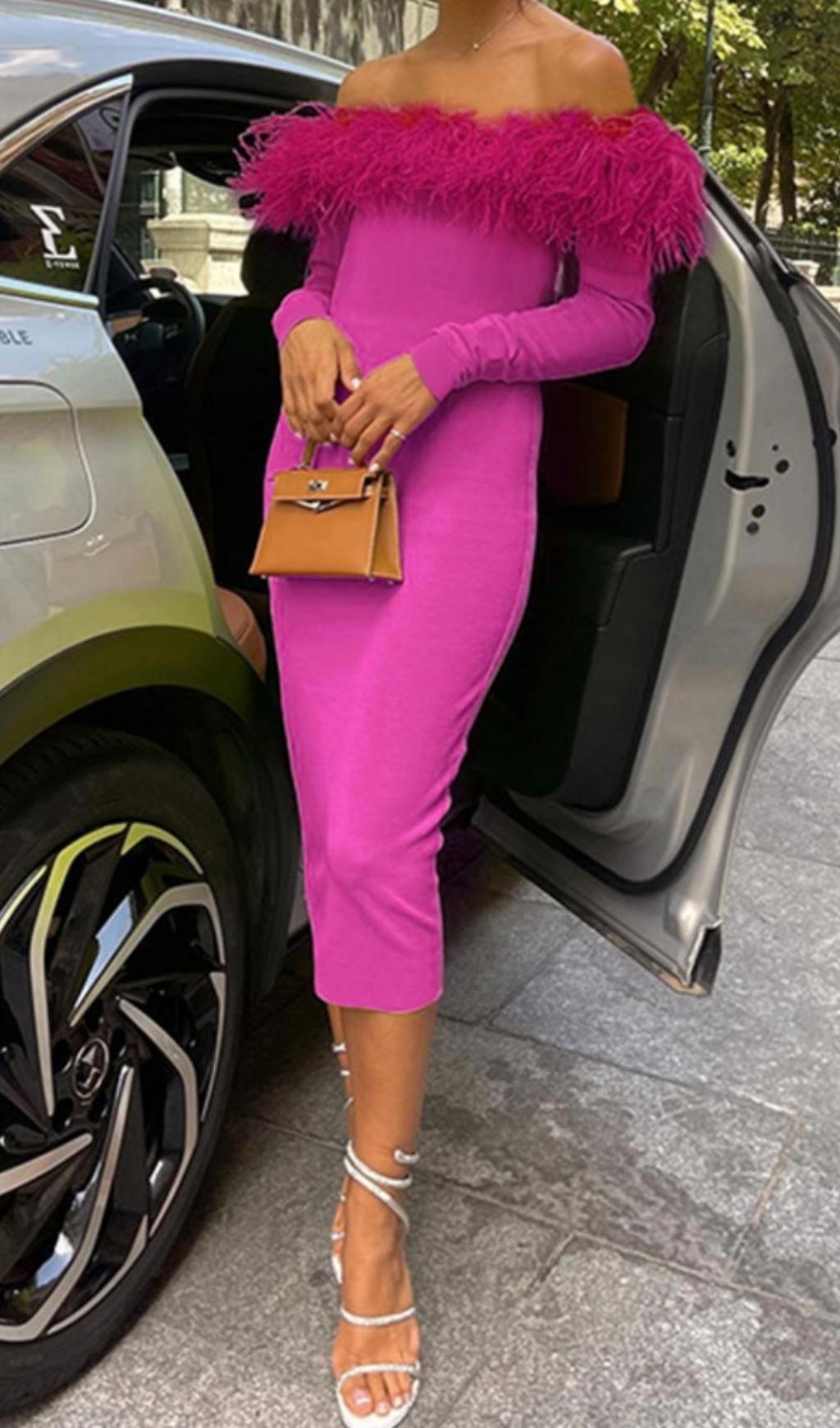 ABITO MIDI CON SPALLE SCOPERTE E PIUME