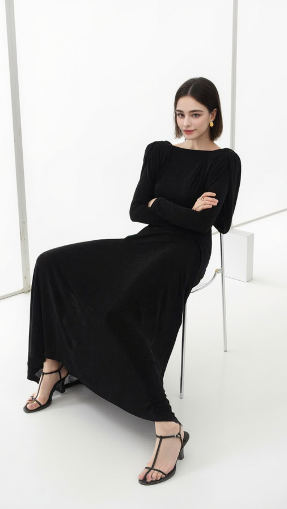 schwarzes, gerade geschnittenes Maxikleid aus Strickstoff mit U-Boot-Ausschnitt