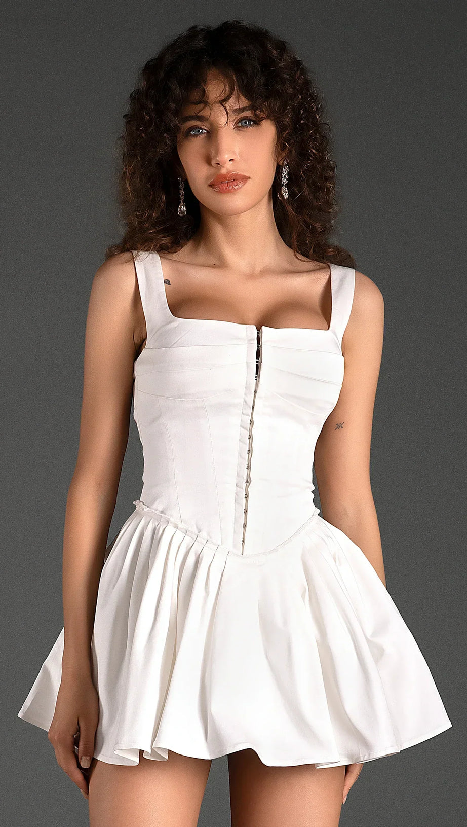 Barellis – Minikleid mit Trägern und Plissee