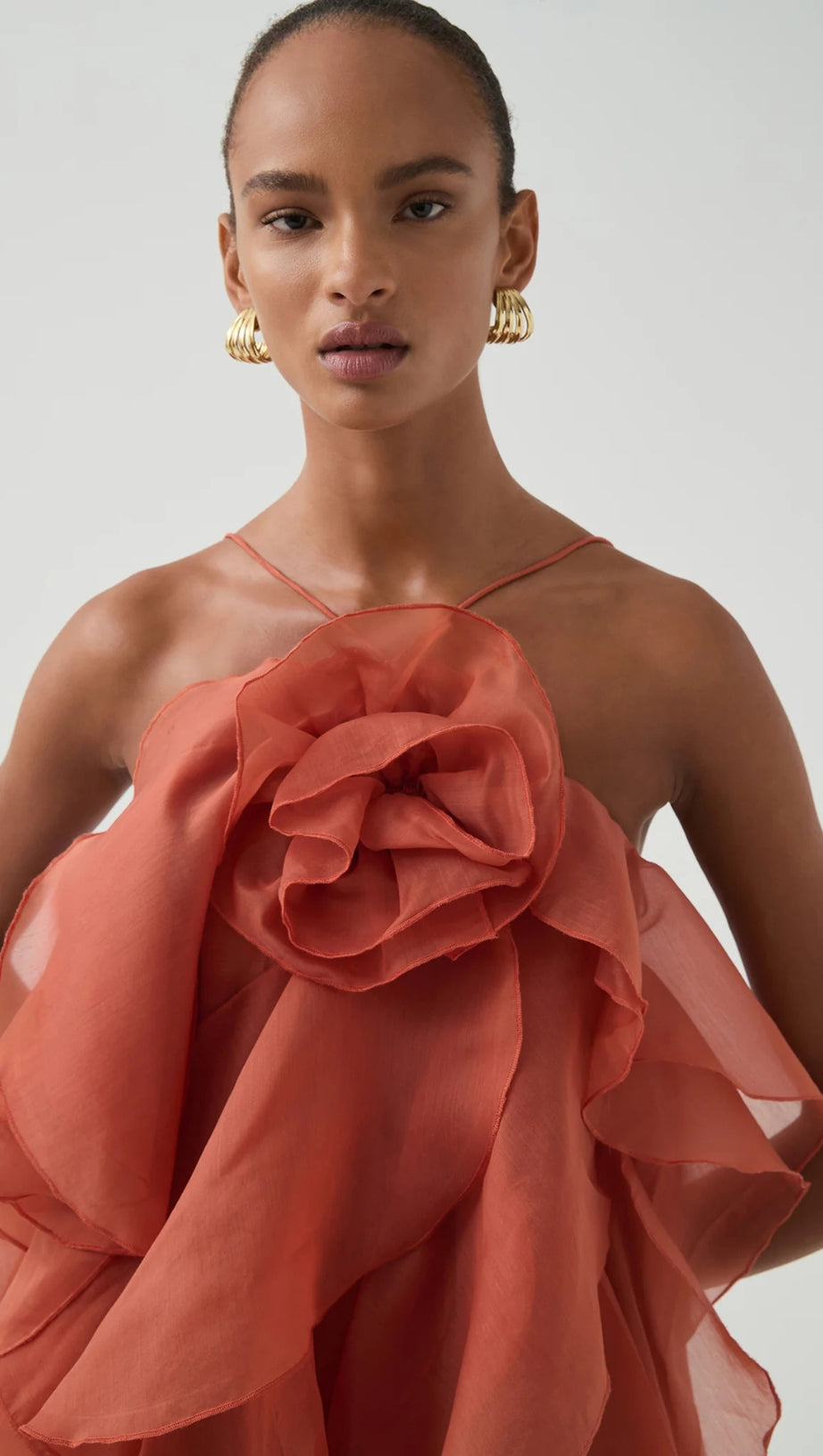 Caysie – Neckholder-Maxikleid mit floralem Rüschenmuster in Orange