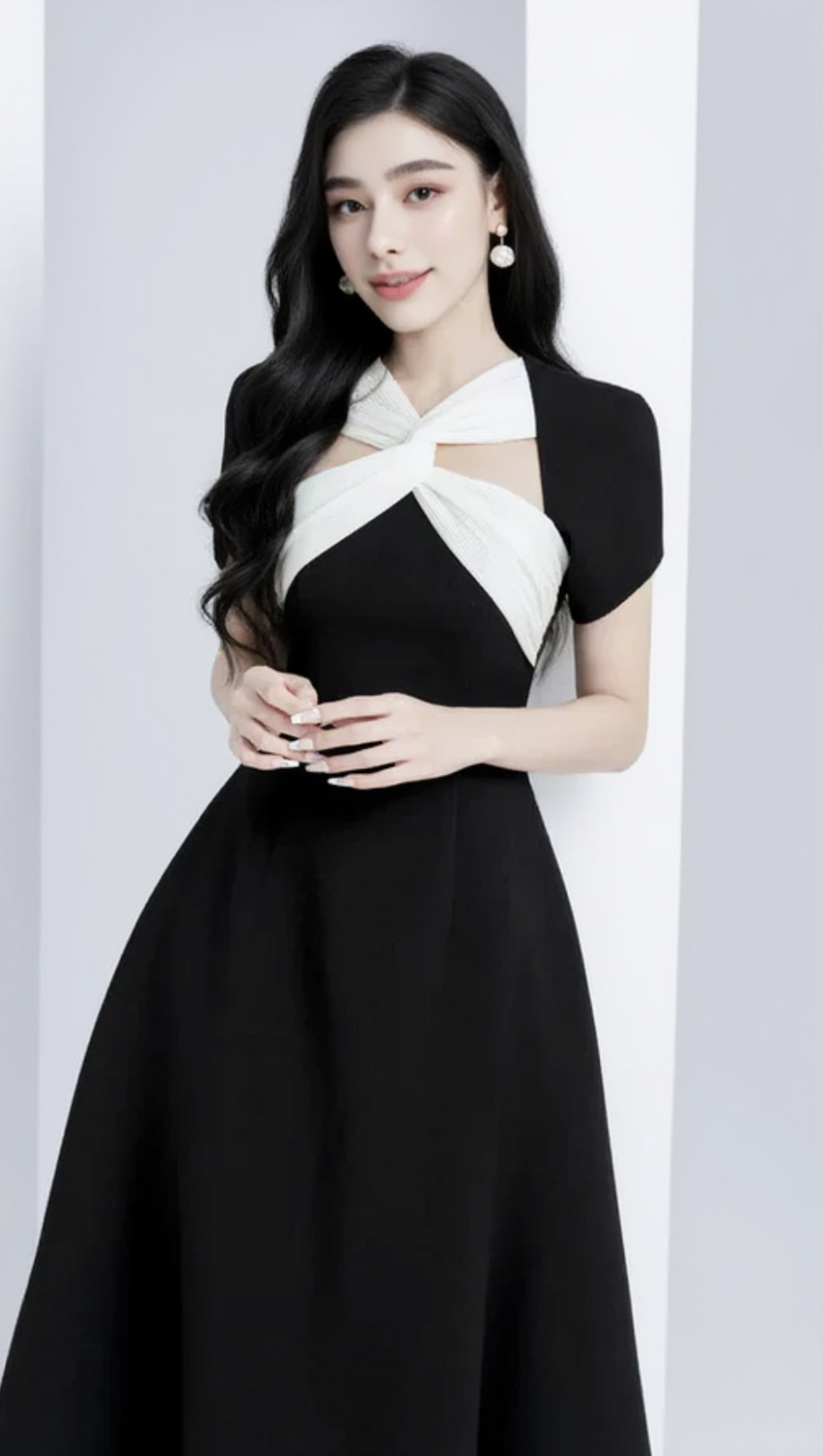 Andrea – A-Linien-Midikleid mit Cut-outs in Schwarz