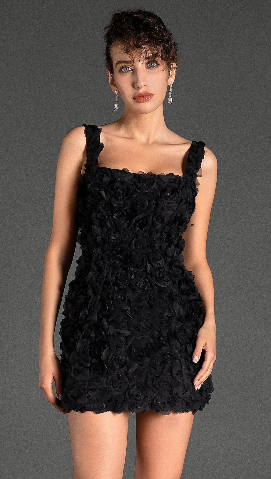 Dellidi – Schwarzes Minikleid mit 3D-Blumenmuster