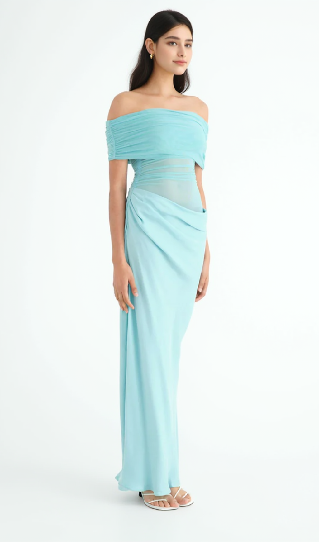 Schulterfreies, gerüschtes Maxikleid aus Netzstoff in Blau