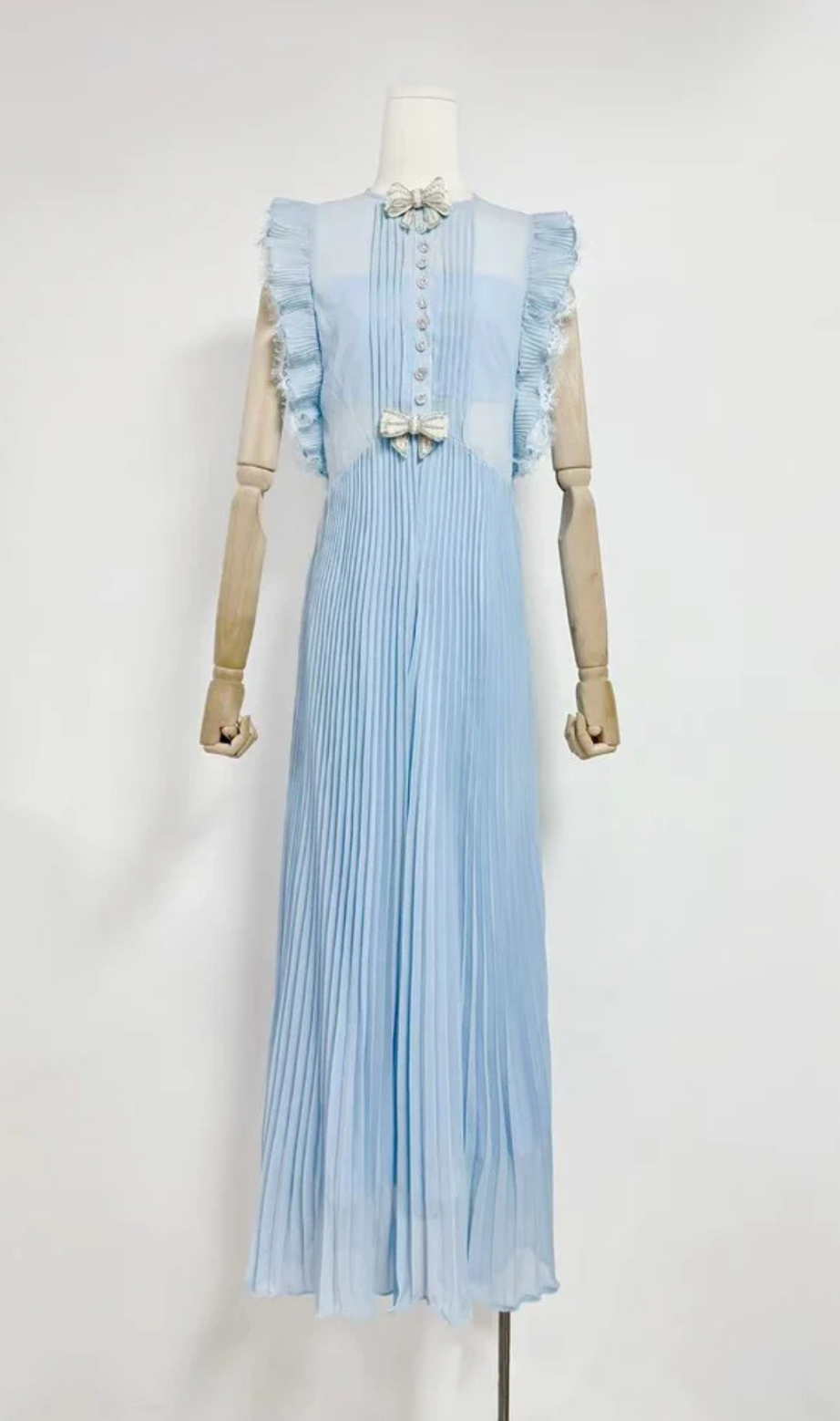 Abito lungo in chiffon con volant blu