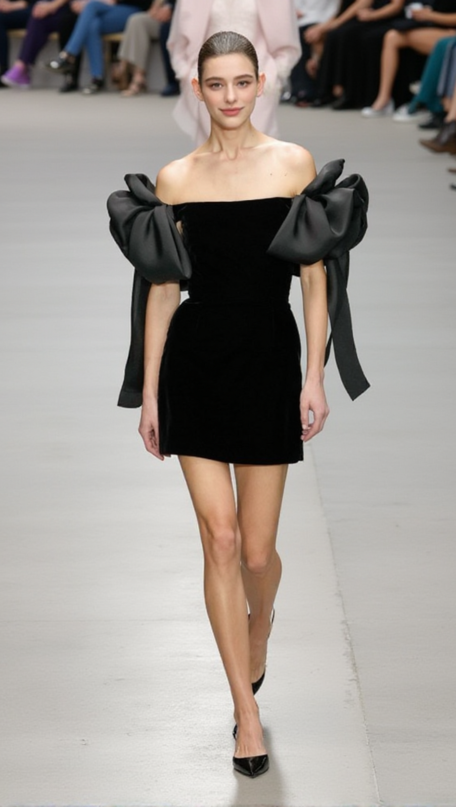 schulterfreies Minikleid in Schwarz