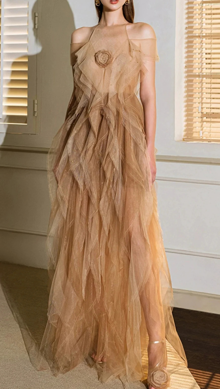 Valerie – Maxikleid aus geblümtem, gerüschtem Tüll in Aprikose