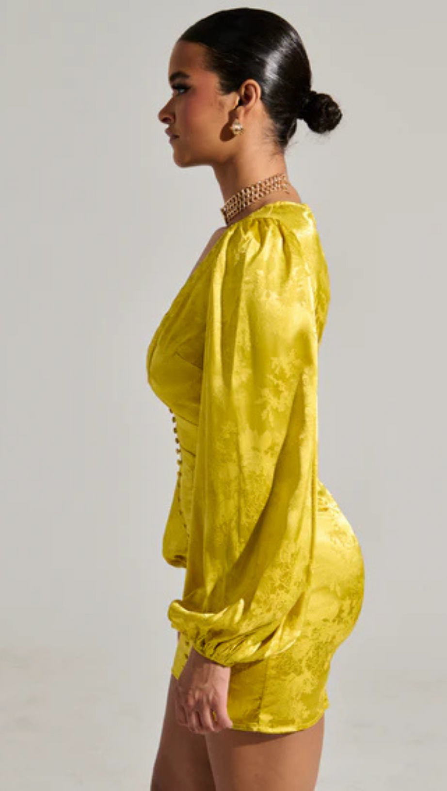 SCHLANKES UND SCHICKES SATIN-MINIKLEID